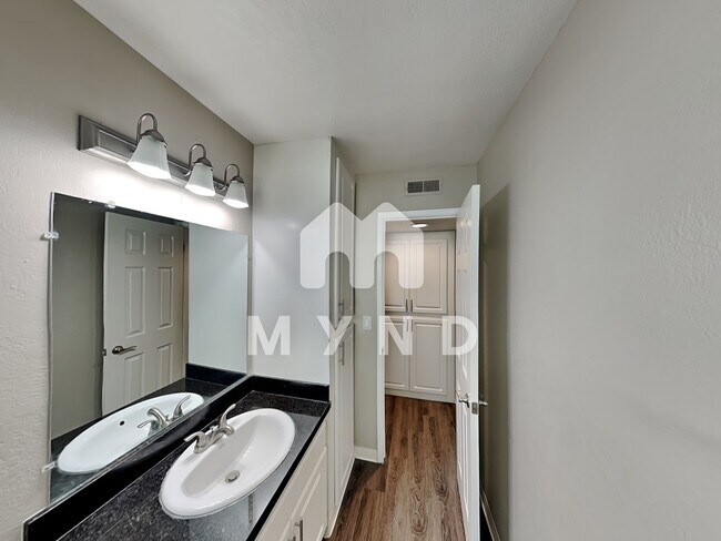 Building Photo - 6500 Country Club Dr Apt 1