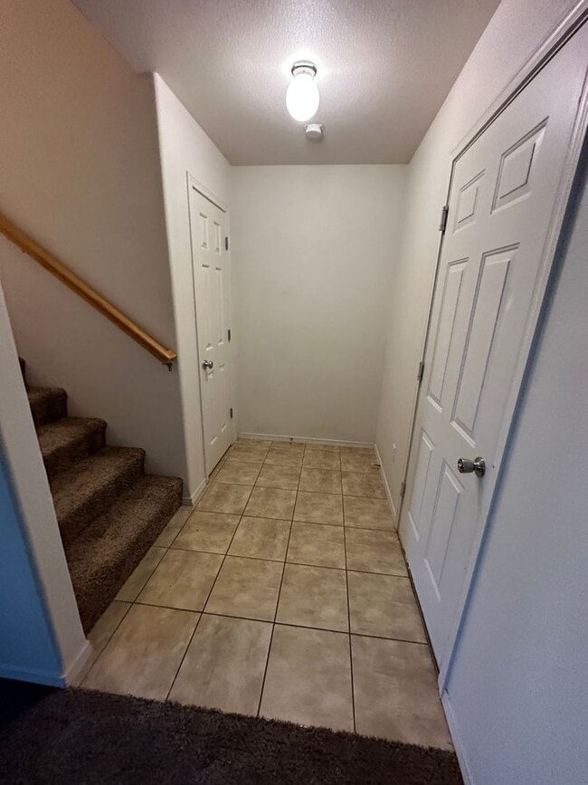 Building Photo - Spacious 2 bed/2.5 bath with bonus room townhome off Road 68