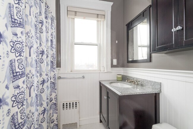 Building Photo - 64 Chestnut St