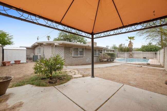 Building Photo - Eastside 4 Bedroom Home with Pool