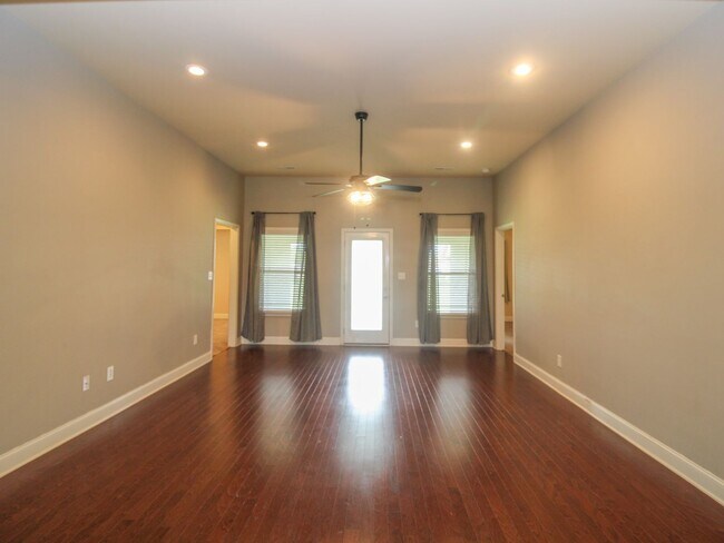 Building Photo - 4 Bedroom Home  in Athens City!