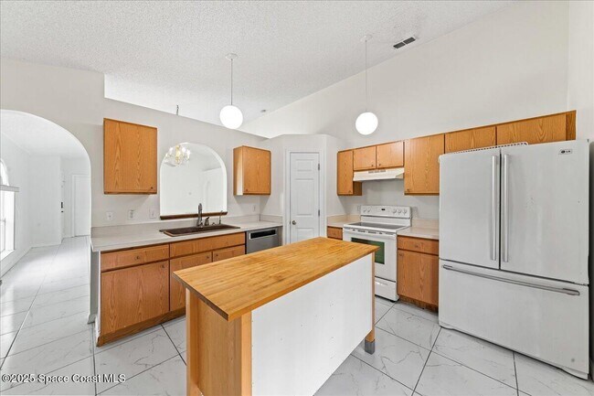Building Photo - 2165 Redwood Cir