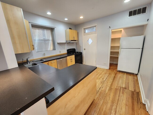 Building Photo - 6210 N Francisco Ave