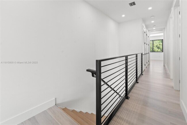 Building Photo - 740 NW 24th Ct