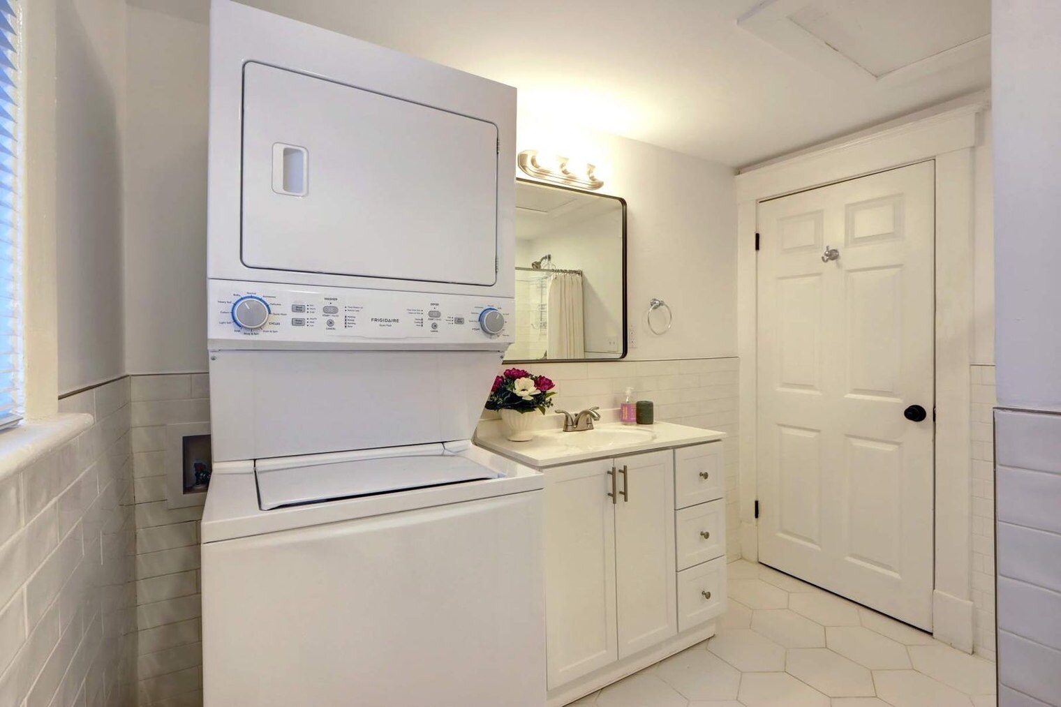 Building Photo - 306 E Victory Dr