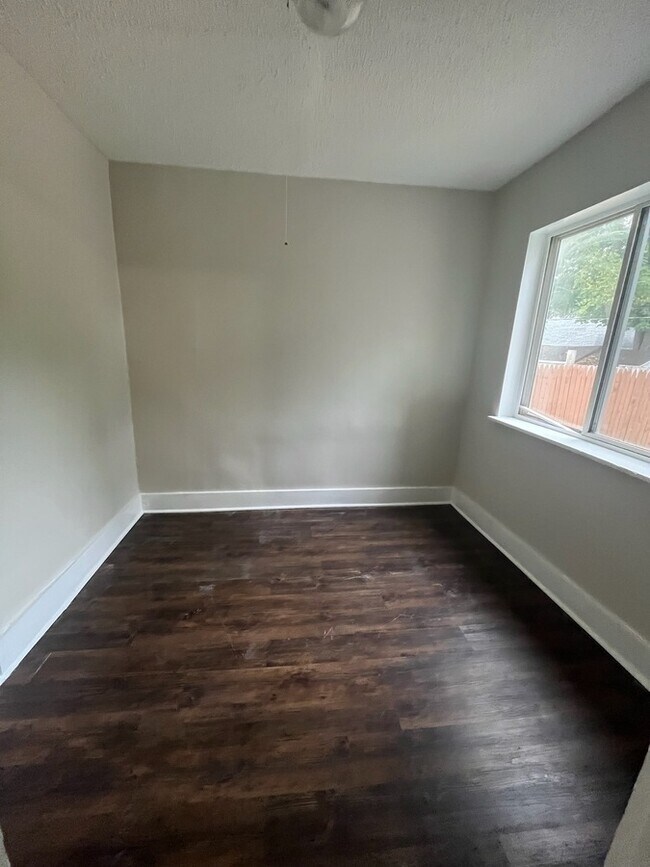 Building Photo - 305 E Grove St