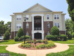 Building Photo - Vibrant Brambleton Condo Steps from Town C...