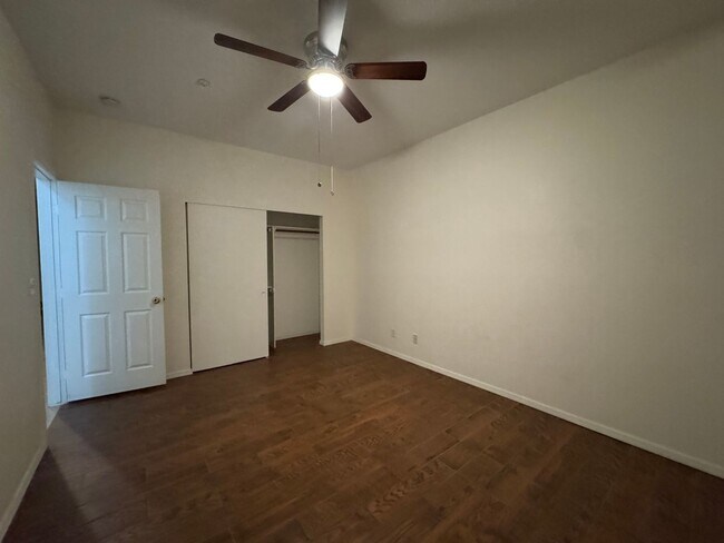 Building Photo - 2834