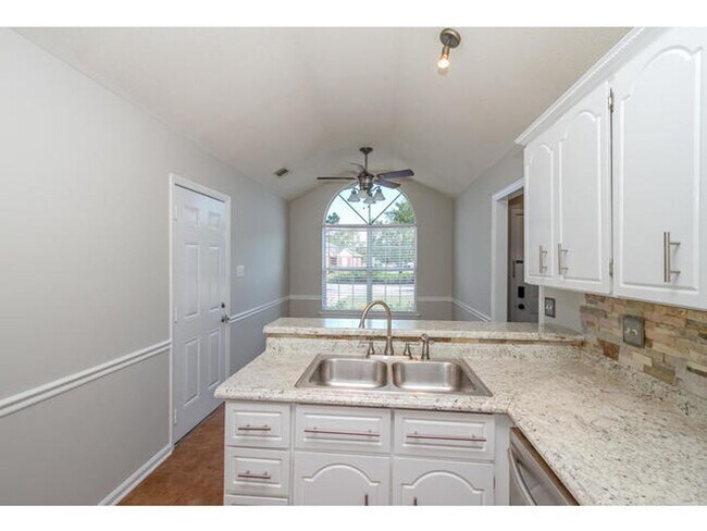 Building Photo - 3568 Crawfordville Dr
