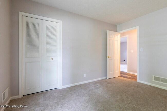 Building Photo - 2901 Creekside Dr