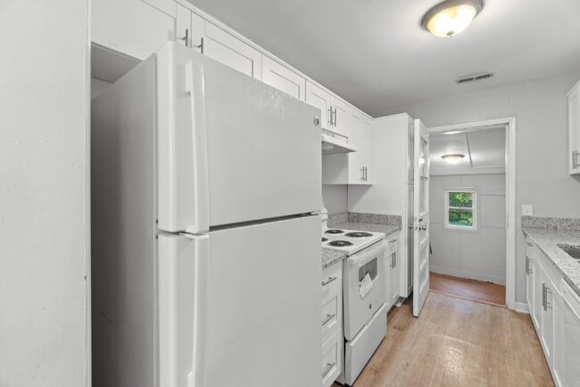 Building Photo - ADORABLE 3 BEDROOM 1 BATH RANCH HOUSE