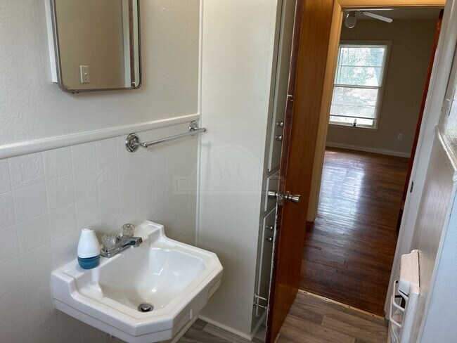 Building Photo - 408 Allen St