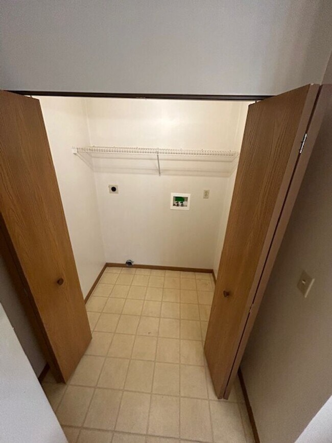 Building Photo - Black Friday Move-in Special! Up to $500 off!