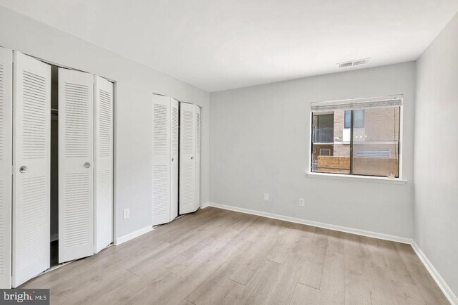 Building Photo - 114 Monroe St