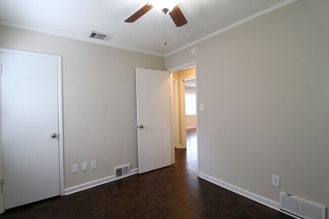 Building Photo - 3 Bedroom 1 Bath House in Prairie Village