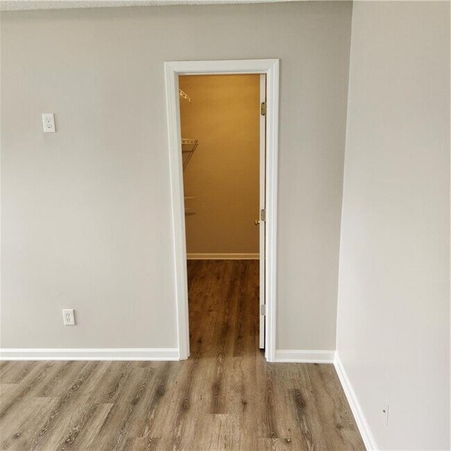 Building Photo - 222 Summer Hill Cir