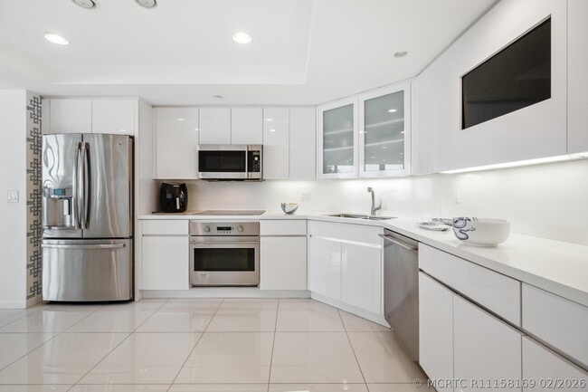 Building Photo - 2100 S Ocean Blvd