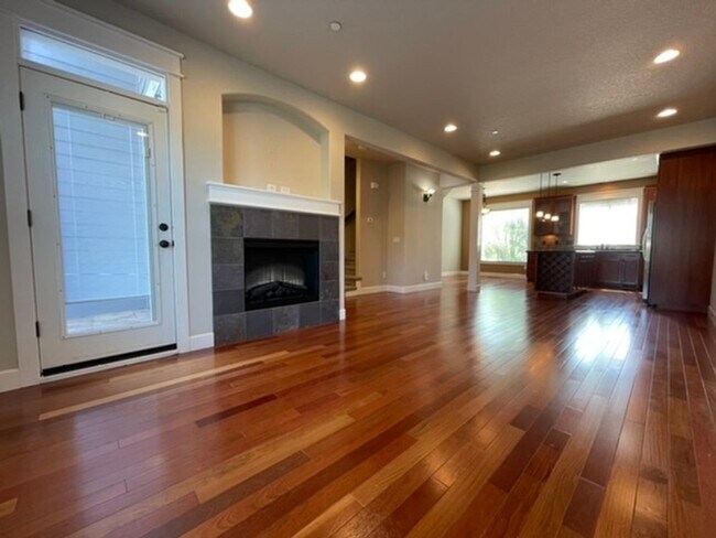 Building Photo - Happy Valley Townhome! 2Bed + Den/Office w/ 2.5 Bath ~ Garage, Washer/Dryer ~ Convenient to PDX A...