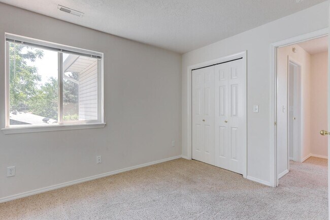 Building Photo - Spacious 3 Bed, 2.5 Bath Home with Garage - Prime Location!