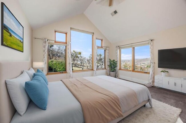 Building Photo - STUNNING 3000 sq ft HOME OFF HILLCREST RD