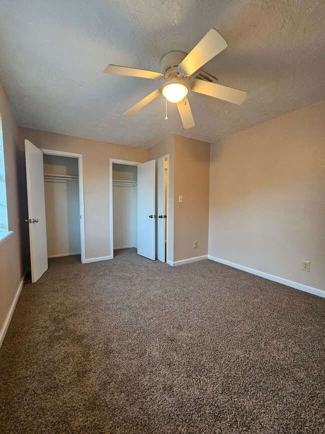 Building Photo - (3) Bed/(1.5) Bath Townhome Avail NOW!