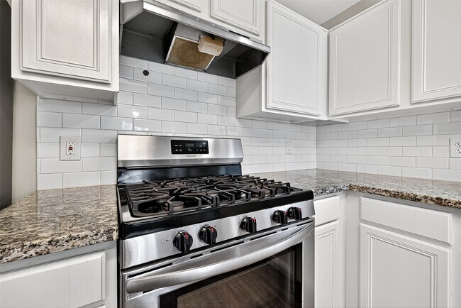 Building Photo - 17162 Summer Hollow Dr