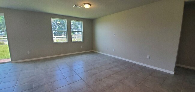 Building Photo - LIKE NEW!! 3-Bedroom, 2-Bathroom in Winter...