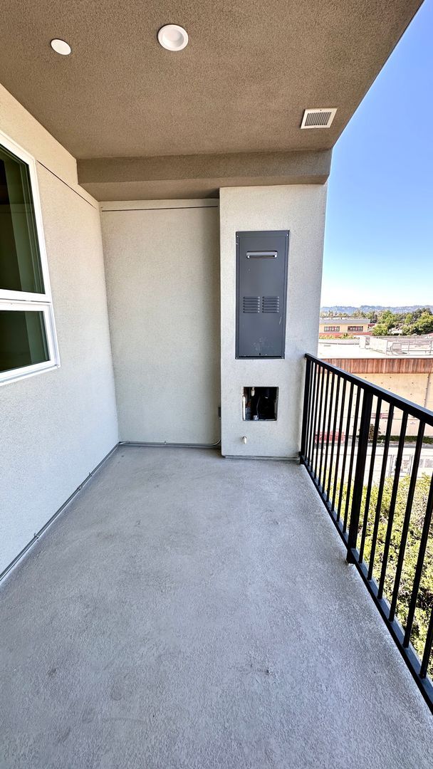 Building Photo - Stylish 2-Bedroom with In-Unit Laundry & B...