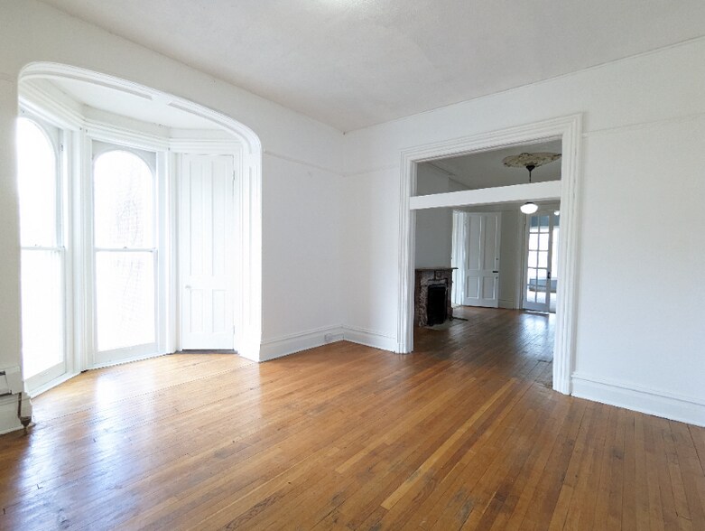 Building Photo - 346 S Rose St