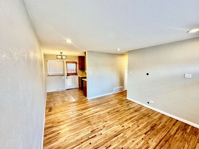 Building Photo - Cozy Home in Sunnyside!