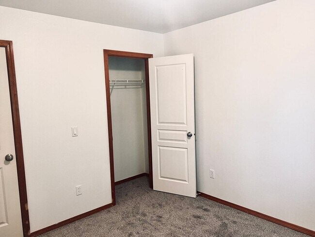 Building Photo - Enormous 4 Bed 2.5Bath + Bonus Room Great Lacey Neighborhood