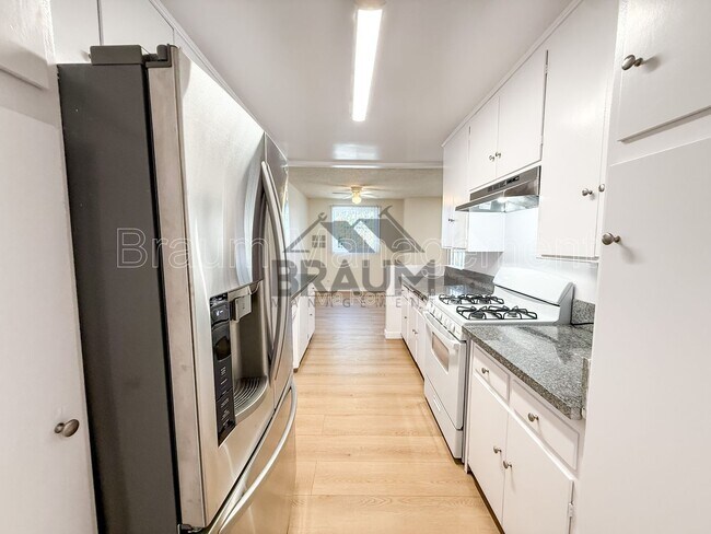 Building Photo - 6039 Whitsett Ave