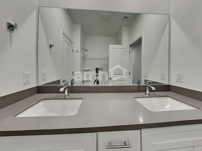 Building Photo - 6628 S 42nd Dr