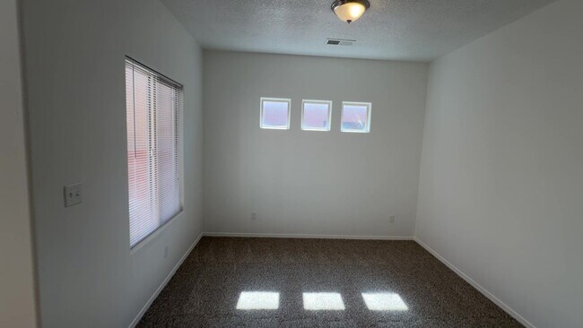 Building Photo - 3 Bedroom Town Home Near Rio Bravo Blvd SE & University Blvd SE In Mesa Del Sol!