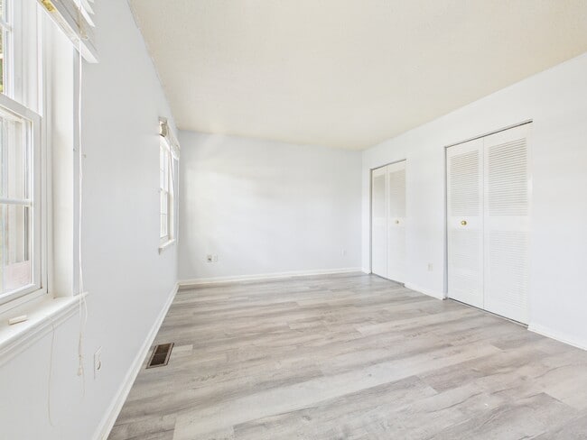 Building Photo - 8811 Hunter Ridge Dr