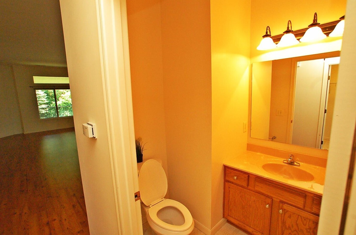 Hallway bath - 4333 Marival Way