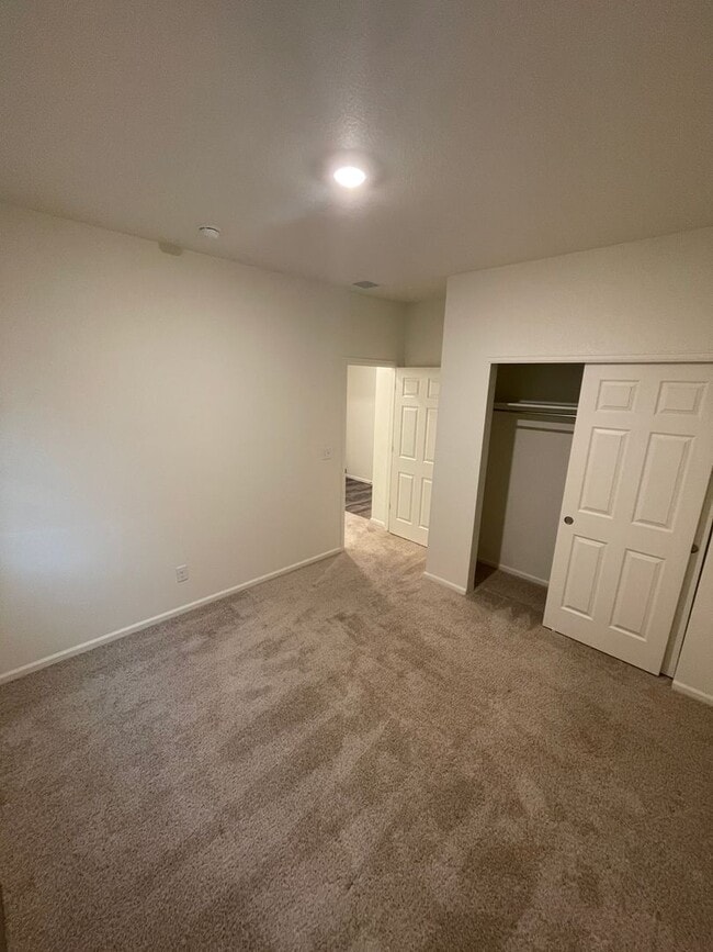 Building Photo - 3 Bed 2 Bath House in Windsor!