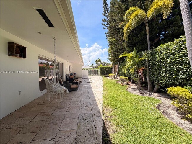 Building Photo - 11445 N Bayshore Dr