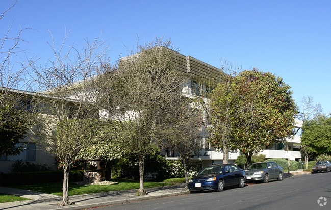 Building Photo - La Jolie Maison