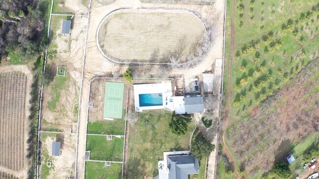 Building Photo - Great horse property in Del Luz!