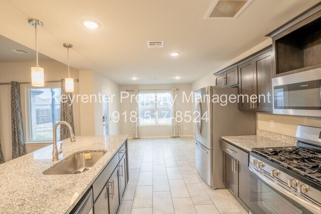 Building Photo - 4 bed/2 bath!