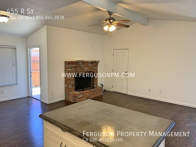 Building Photo - 455 R St
