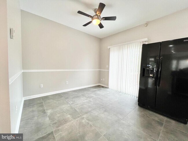 Building Photo - 6400 Warren Point Ct