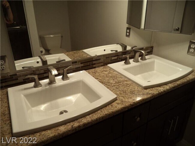Building Photo - BEAUTIFUL FIRST FLOOR CONDO IN GATED COMMU...