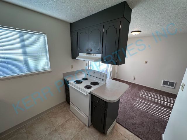 Building Photo - Charming 2-Bed Retreat on SE Steele St., Cozy Comfort in 794 Sq Ft!