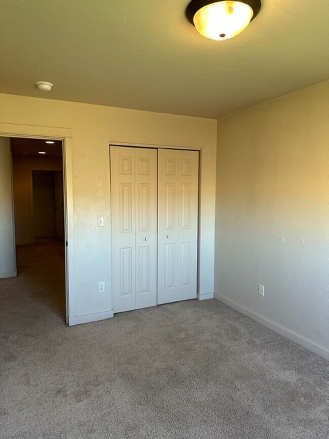 Building Photo - 923 Saxon Way