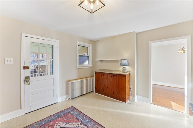 Building Photo - 825 Creek Rd