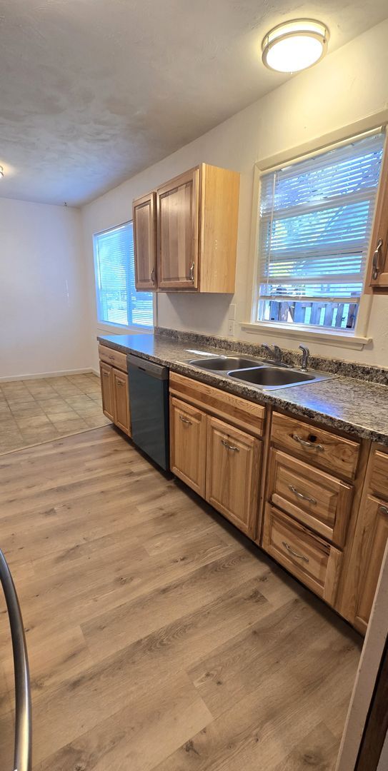 Building Photo - Stunning 4-bedroom 2 bath home
