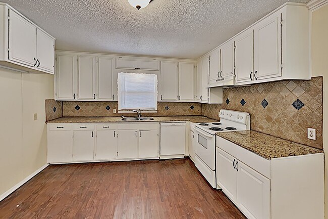 Building Photo - Charming 3-Bedroom Home with Spacious Living & Outdoor Retreat!