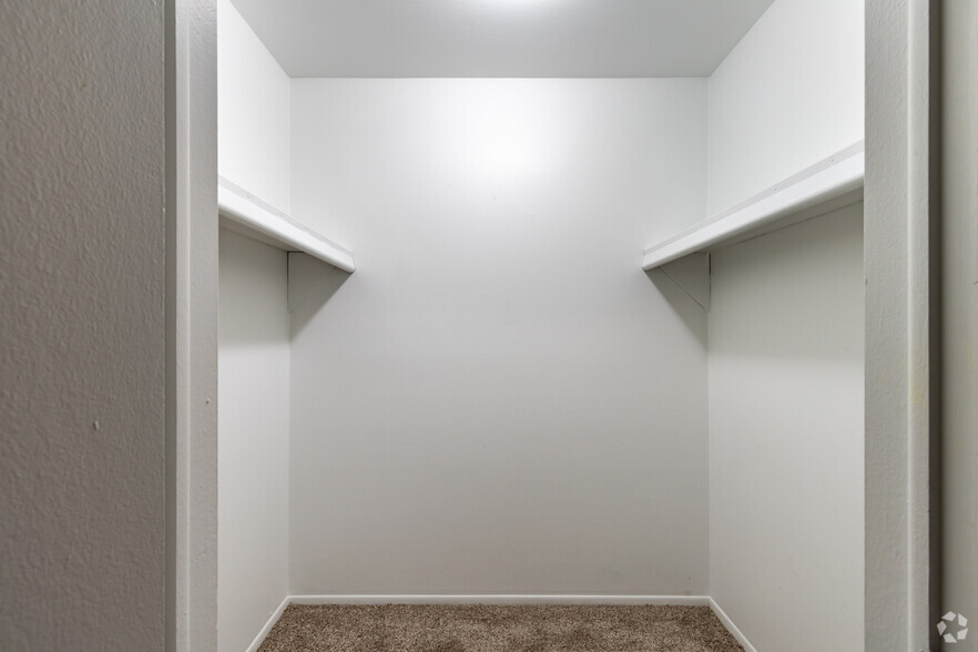 Walk In Closet - Westgate VI